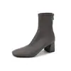 Botas de Cano Curto Elásticas de Camurça Femininas Emagrecedoras Outono/Inverno Novas Bico Redondo Zíper Traseiro Salto Médio Grosso Estilo Coreano Elásticas Botas Individuais Botas Femininas