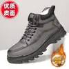 Novos sapatos masculinos de inverno em algodão e couro com forro de veludo, cano médio, sapatos de algodão casuais masculinos, antiderrapantes, quentes, botas Martin, sola macia, botas de neve