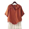 Nova Camiseta Feminina de Manga Curta para o Verão Cor Lisa com Babados e Botões Gola Camisa de Algodão e Linho para Mulheres em Estoque