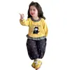 Conjunto floral de gato para menina, nova coleção primavera e outono, xadrez em blocos de cor com acabamento em renda, conjunto de blusa de gola redonda e calça