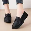 Estilo Outono e Primavera 2026 Sapatos para Mães Couro Solado Macio Sapatos de Uma Sola Confortáveis Antiderrapantes para Mulheres de Meia-Idade e Idosas Sapatos de Trabalho em Couro