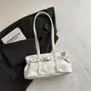 Bolsa de Mano Tote Portátil Nueva Estilo Ins Nicho Coreano 2026 para Mujer Gran Capacidad Viaje Hebilla de Cuero Remaches Bolsa de Motocicleta