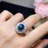 Anillo de ópalo negro iridiscente natural con una piedra principal de 8*10 mm, finamente elaborado con plata de ley 925