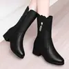 Botas de cuero suave de media pantorrilla para madres de mediana edad, botas de cuero para mujer, botines de cuero suave, botas de felpa de invierno, nuevos zapatos de cuero de invierno 2026 para mujer