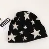 Gorros de inverno combinando para pais e filhos, com design grosso, quente e tricotado com padrão de estrela de cinco pontas, disponíveis nos estilos de pelúcia e tricotado para adultos e crianças.