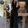 Atuendo Versátil de Moda de Verano 2026 Estilo Old Money Nuevo y Viejo: Conjunto de Top de Tirantes Blanco con Cuello en V Anudado y Pantalones