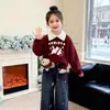 Conjunto de moletom com gola alta e estampa de gato, estiloso e adorável, com calça jeans de perna larga para meninas, perfeito para outono e inverno.
