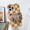 Adecuado para Funda de Teléfono Móvil Iphone17Promax, Funda Protectora de Muñeca Tridimensional a Cuadros de Felpa para Otoño e Invierno