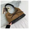 Bolso de Terciopelo de Piel de Ciervo de Gran Capacidad para Mujer 2025 Nueva Moda Versátil Bolso Cubo de Hombro Versátil Casual Bolso de Axila Moderno