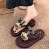 Pantuflas de cuero negro de dibujos animados 2026 nueva moda chanclas casuales planas antideslizantes suela suave zapatos de playa al por mayor