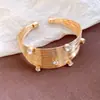 Pulsera tejida abierta multicapa con adornos de diamantes, de diseño único, estilo nicho y exagerado, que ofrece una sensación de lujo ligero y elegancia de alta gama.