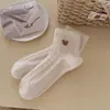 Meias de Vida Xiao Cha Meias femininas de algodão estilo japonês com bordado de urso, sem costura, de microcompressão, meias simples e versáteis de cano médio japonesas