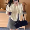 Estilo Coreano Primavera y Otoño Nuevo Estilo Estilo Suave Hebilla de Lazo Estéreo Suéter Suave y Sedoso para Mujer Dulce Reductor de Edad Cárdigan de Punto