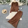 Un conjunto de dos piezas elegante y cómodo para mujer, que incluye un cárdigan de punto ajustado y una falda de cintura alta, perfecto para el otoño y para crear un look sofisticado y relajado