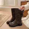Botas de Cano Curto com Salto Grosso Estilo Francês Retrô Cowboy Ocidental para Mulheres 2026 Outono/Inverno Novo Design Botas de Cano Curto para Calça Larga