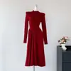 Vestido suéter de punto de calidad para comercio exterior de mujer, otoño e invierno, cuello semi-alto, entallado en la cintura, plisado, bajo amplio, vestido línea A para mujer