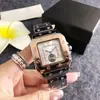 El Reloj Cuadrado Rose Gold con Esfera Romana y Correa de Acero con Remaches Añade un Toque de Elegancia al Look, Convirtiéndolo en un Reloj de Cuarzo para Mujer