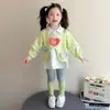 Conjunto de Moletom Falso Duas Peças com Manga Longa em Formato de Coração para Meninas, Estiloso 2026 Nova Roupa Infantil Outono Leggings