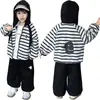 Conjunto de cárdigan con capucha para niño Primavera y Otoño 2026 Nuevo Estilo Coreano Chaqueta a Rayas y Pantalones Jogger Conjunto de Dos Piezas