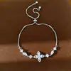 Pulsera extensible de flor de circonita, sensación de lujo ligero de nicho de alta gama, versátil para el uso diario, accesorio de mano elegante al por mayor