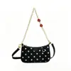Nova Bolsa Baguete Preto Bolinhas Retro Bolsa de Ombro Bolsa de Braço Feminina com Pingente de Morango Corrente Versátil para o Dia a Dia Ombro Único Transversal