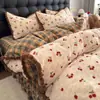 Juego de ropa de cama de cuatro piezas de leche de alto gramaje, juego de funda de edredón cálida de doble cara de coral con pompón para invierno.