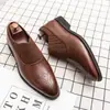 Zapatos de cuero brogue tallados retro, mocasines de moda transfronterizos para hombre de talla grande, zapatos de cuero de punta fina, zapatos formales