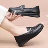 Sapatos quentinhos de couro sintético de inverno para mães, adequados para pessoas de meia-idade e idosos, confortáveis para uso externo, antiderrapantes, com sola macia, mocassins impermeáveis para o trabalho.