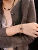 Colar Choker Cruzado Maillard Moda Retrô Alto Padrão Pérola Natural de Água Doce Pedra Olho de Tigre Luz de Luxo Nicho