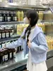 Jaqueta corta-vento curta para mulheres, para usar no outono, estilo coreano, ombro normal, com capuz, fina, justa ao corpo, afunilada na cintura, novo modelo 2026