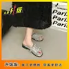 Pantuflas de tacón bajo estilo francés para mujer, nuevo modelo verano 2026, estilo hada con perlas y pedrería, adecuadas para combinar con vestidos, sandalias de una tira