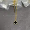 Collar de Joyería de Trébol de Cuatro Hojas de Ágata Roja Versión de Alta Gama V-Gold Chapado en Oro de 18K Cadena Exquisita para Clavícula para Mujeres, Estilo de Nicho de Lujo Ligero