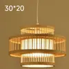 Sala de estar de villa, lustre com pé direito alto, escada de dois andares, apartamento tipo loft, sala de jantar com pé direito alto, escada estilo madeira, iluminação de arte em madeira