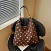 Moda internacional, bolsa tote casual de grande capacidade para mulheres, com um fofo design de bolinhas, estilo novo e moderno 2026, bolsa transversal estilosa e da moda.