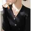 Suéter de punto ajustado de moda para invierno con cuello en V, diseño de botones, modelo nuevo 2026, dobladillo con abertura, top versátil de manga larga
