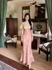 Nova coleção de outono estilo chinês: um conjunto apresentando uma jaqueta com bordado pesado e padrão floral em degradê e um vestido camisola combinando, adornado com contas. P9006