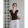 Camiseta feminina ummoimoi cor de café com decote V torcido de manga curta, novo estilo de verão, de alta qualidade, simples, justa, top sem mangas