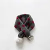 Bufanda de punto a rayas para niños, moderna y linda con pompoms de dibujos animados, un calentador de cuello de invierno elegante y cálido para bebés