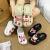 Versátil Dibujo Animado Pajarita Roja Serie Gatito con Lazo Zuecos Versátiles Charms para Zapatos Lindos Desmontables DIY