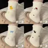 Calcetines deportivos gruesos, cálidos y antideslizantes para mujer, perfectos para otoño e invierno; Largo a media pantorrilla, con bonito bordado, adecuado tanto para interiores como para exteriores, y como accesorio elegante