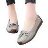 Sapatos femininos com sola grossa para aumentar a altura, novo modelo outono 2026, sapatos de sola macia para mães, sapatos baixos slip-on preguiçosos para pessoas de meia-idade e idosos