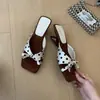 Sandalias de cuña retro Chuyuji de suela blanda, destalonadas y abiertas para mujer, nuevo estilo de verano 2026, sandalias de playa