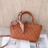 Bolso Cuadrado Pequeño Acolchado de Cuero Genuino de Nicho para Mujer, Versátil Bolso Cruzado de Piel de Vaca de Primera Capa Transfronterizo, Forma Natural de Gota