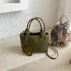 Bolsa pequena de couro trançado com padrão de losangos vintage, com alças duplas, adequada para o trajeto diário, estilo suave, de uso duplo como bolsa de ombro ou transversal.