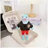 La ropa de los residentes de Bikini Bottom incluye peces geniales, peces flácidos, peces que se extienden planos, colgantes, llaveros, accesorios, monos y pantalones.