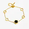 Entrada de Moda Luxo Preto e Branco Flor de Cinco Folhas Titânio Aço Colar Feminino Doce Design Novo Versátil Moda Corrente da Clavícula Pulseira
