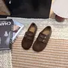 Zapatos de otoño para dos personas perezosas, pisar nuevo estilo, súper suaves, usar zapatos Birkenstock 2026, cobertura total, diseño retro de doble hebilla, tacón de bloque