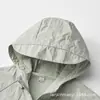 2026 Verano Nuevo Estilo Seda de Hielo Sensación Fresca Ropa Protectora Solar para Parejas con Capucha, Antibacteriana, Ligera Chaqueta de Piel para Viajes al Aire Libre para Hombres y Mujeres