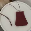 Nuevo collar llavero geométrico de cuero estilo europeo y americano con diseño único, cadena versátil para la clavícula para el día a día y cadena para suéter