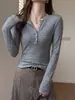 Camiseta listrada simples de caimento justo para outono e inverno, ombros retos, estilo coreano para mulheres, com toque de alta qualidade, adequada para usar em camadas ou como peça principal.